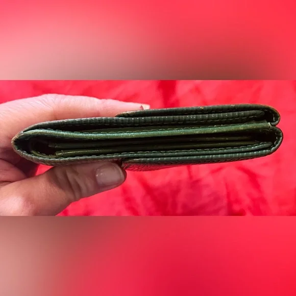 Vintage Authentic Louis Vuitton trifold Epi Wallet - Picture 9 of 9